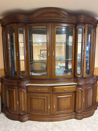 Mueble de madera con vitrina y mármol