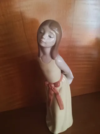 Figura Lladro Niña Vestido Rosa