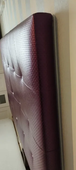 Cabecero para cama 150. Polipiel morado con botone