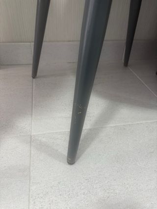 Sillas de terciopelo con patas de color gris