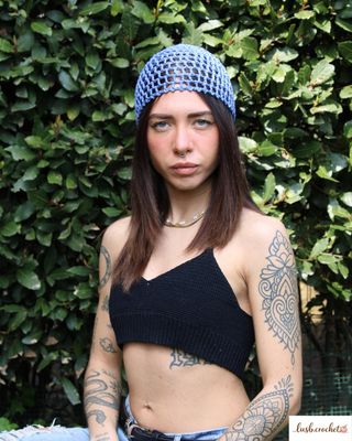Cappellino rete uncinetto blu