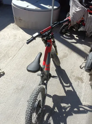 Bici Eléctrica Roja y Gris