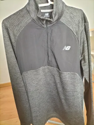 Sudadera New Balance running gris y negra.