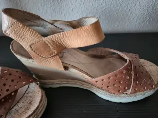 Sandalias cuña Pikolinos piel