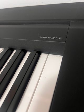 Tastierista Yamaha P-45 con accessori