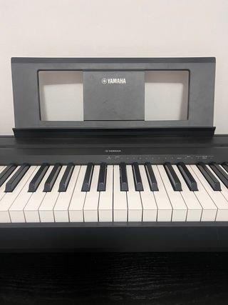 Tastierista Yamaha P-45 con accessori