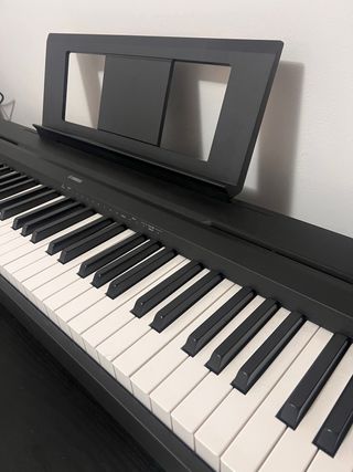 Tastierista Yamaha P-45 con accessori