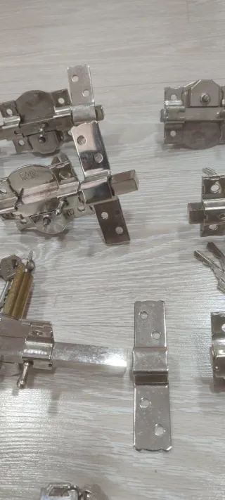 Conjunto de cerrojos metálicos