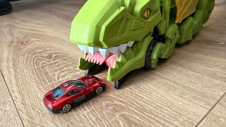 Camión Juguete Dinosaurio Guarda Autos Pista