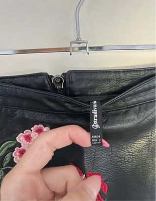 Falda cuero bordada con grulla y flores