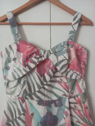 Vestido de tirantes con estampado tropical Cayro