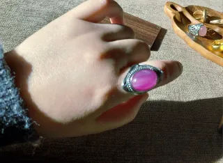 Anillo vintage con piedra multicolor