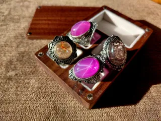 Anillo vintage con piedra multicolor