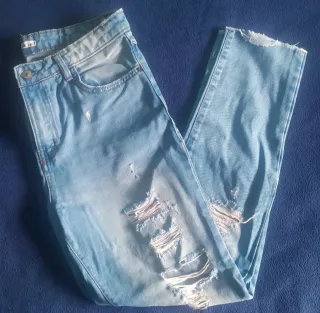 Pantalones vaqueros rectos rotos