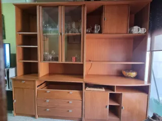 Aparador o librería de madera.