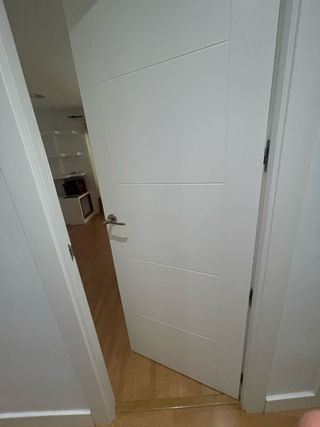 Puerta interior blanca moderna. Lacada. Nueva.