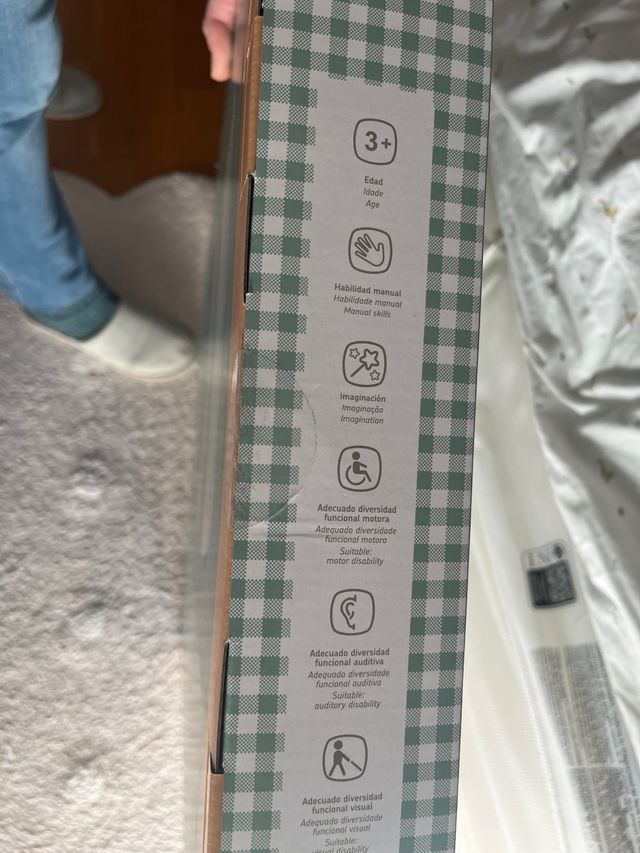 Armario de juguete de madera