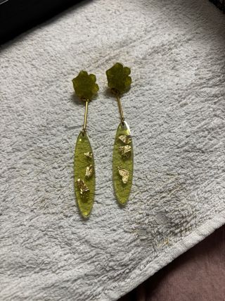 Pendientes flamenca flor resina dorados y verde