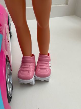 Nancy con patines y coche California