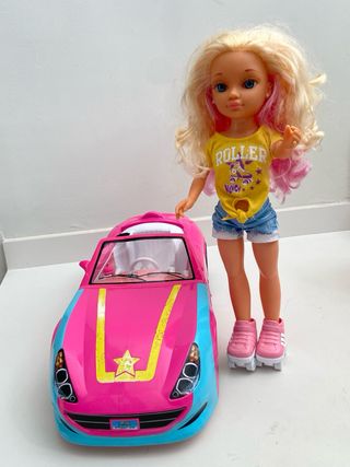 Nancy con patines y coche California