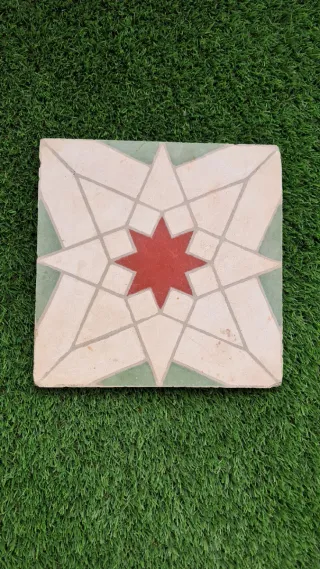 Baldosa hidráulica centenaria estrella