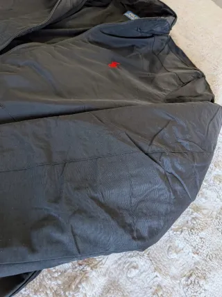 Chaqueta negra con etiqueta