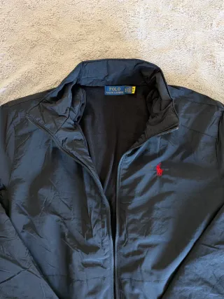 Chaqueta negra con etiqueta