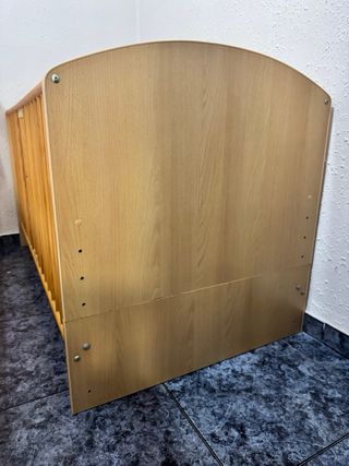 Cuna de madera con protector y colchón