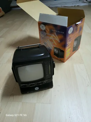 Televisor Radio Retro JRD SNJ 055B