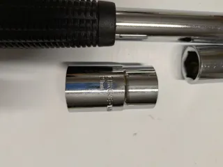 Llave desmontaje rueda coche