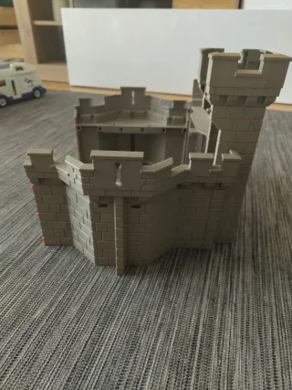 Castello Playmobil con figure e drago