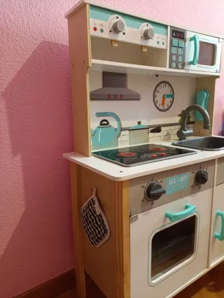 Cocinita de madera y juego de té