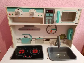 Cocinita de madera y juego de té