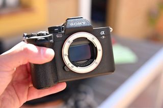 Cámara Sony a7 IV + Jaula Smallrig + 2 baterias