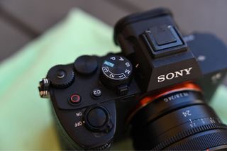 Cámara Sony a7 IV + Jaula Smallrig + 2 baterias