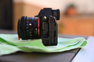 Cámara Sony a7 IV + Jaula Smallrig + 2 baterias