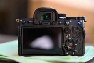 Cámara Sony a7 IV + Jaula Smallrig + 2 baterias