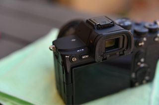 Cámara Sony a7 IV + Jaula Smallrig + 2 baterias