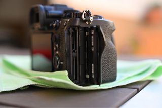 Cámara Sony a7 IV + Jaula Smallrig + 2 baterias