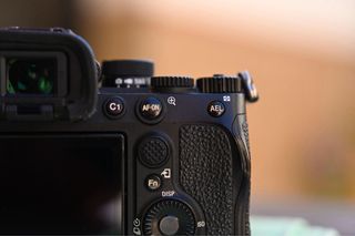 Cámara Sony a7 IV + Jaula Smallrig + 2 baterias