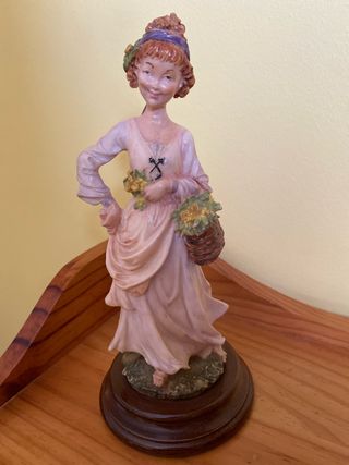 Figura decorativa mujer con cesta
