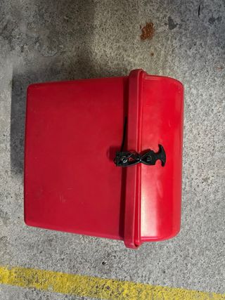 Cajón de reparto rojo