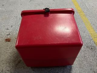 Cajón de reparto rojo