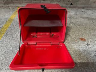 Cajón de reparto rojo
