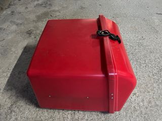 Cajón de reparto rojo