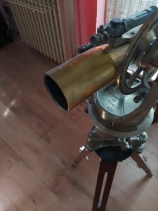 Teodolito antiguo con trípode
