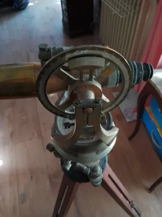 Teodolito antiguo con trípode
