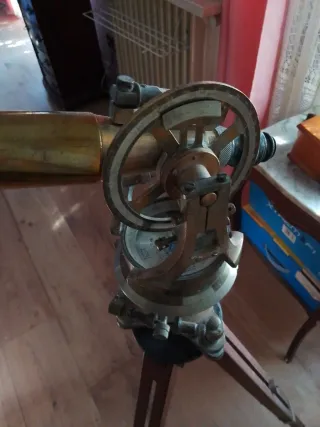 Teodolito antiguo con trípode