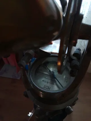 Teodolito antiguo con trípode