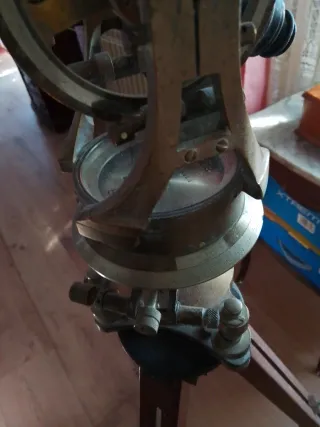 Teodolito antiguo con trípode